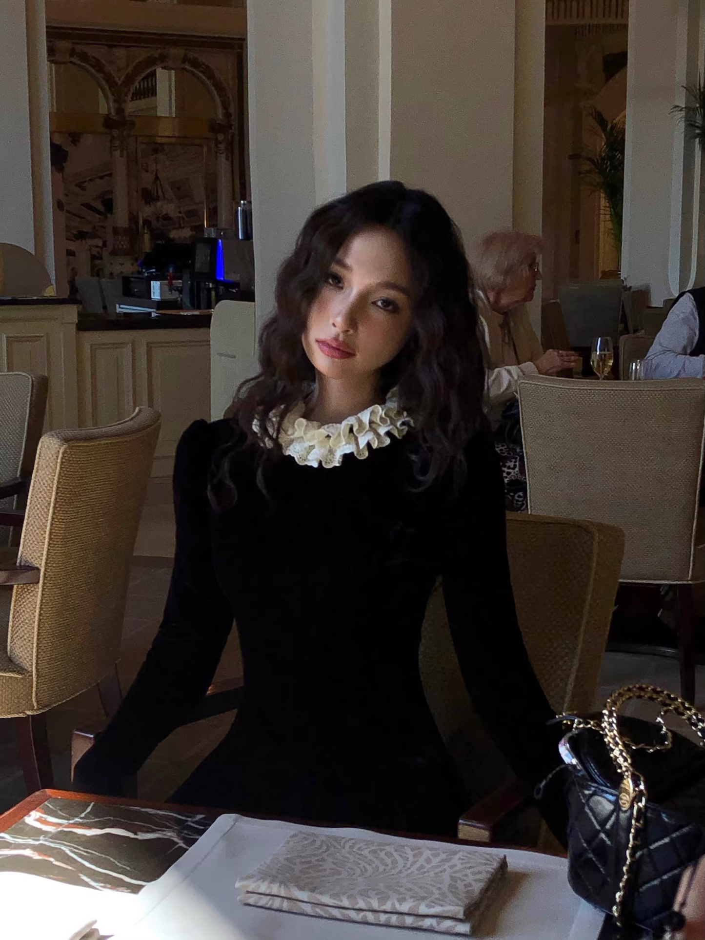 Đầm Đen Cổ Áo Cách Điệu