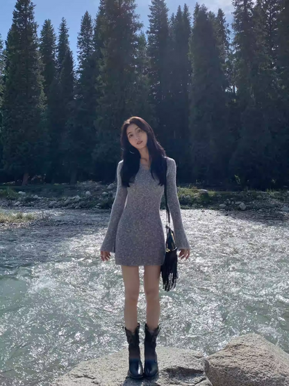 Đầm Dệt Kim Cổ V Ống Loe Mulvan